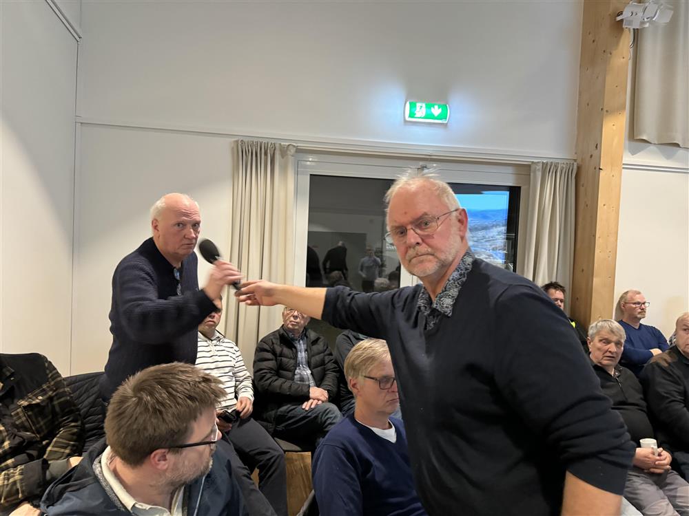 Mange hadde spørsmål til den statlege representanten på møtet. Her får Olav Hovet (t.v.) mikrofonen av Ørnulf Hasla i Valle radio. - Klikk for stort bilete