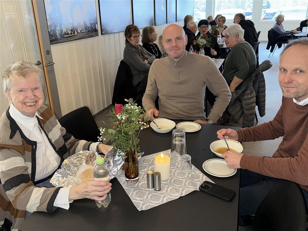 God stemning med suppe på bordet! Frå venstre: Birgit Dale, ordførar Lars Tarald Myrum og kommunedirektør Vidar H. Homme. - Klikk for stort bilete